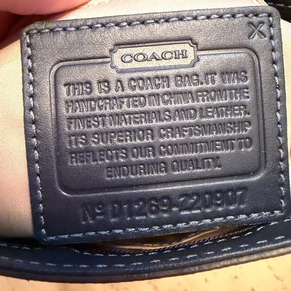 NWT 2012 Coach Navy Pleated Patent Leather Wristlet Clutch with Stitching - Picture 3 of 16